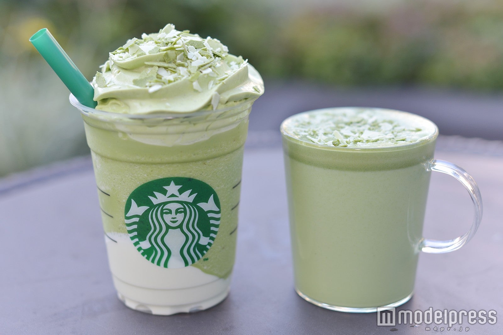（左から）「抹茶＆マスカルポーネ　フラペチーノ」、「抹茶　フルーティー　ブレンズ　ティー　ラテ」 （C）モデルプレス