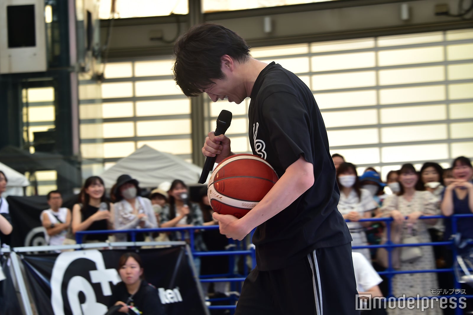 シュートが2本しか決まらず悔しがる田中圭（C）モデルプレス