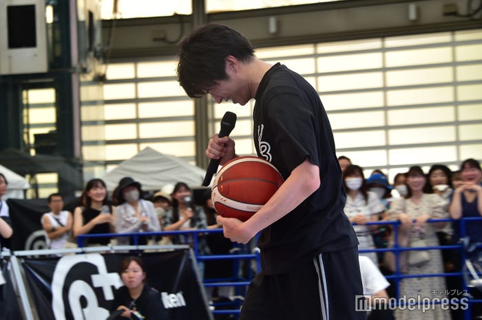 シュートが2本しか決まらず悔しがる田中圭(C)モデルプレス