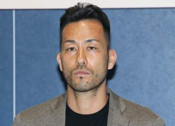 これはハーフパンツのお手本コーデ！吉田麻也会場入り ベージュ系でまとめた上品＆大人の余裕感、足元も抜かりなし