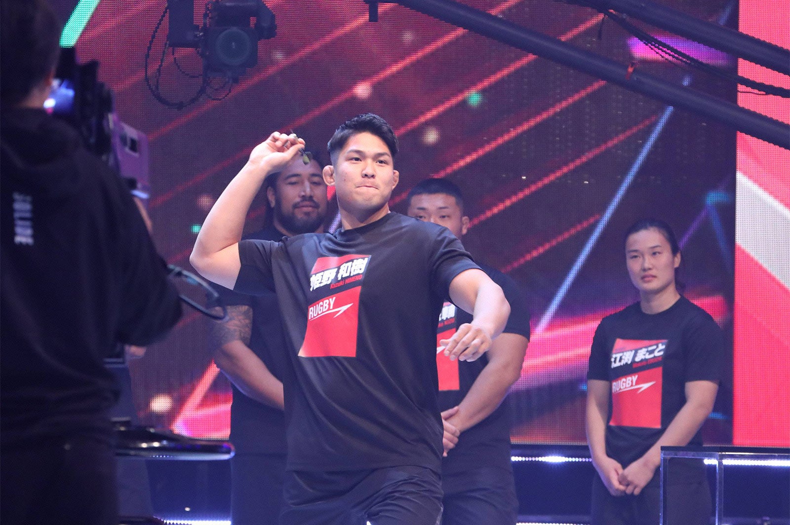 ダーツスナイパーに挑戦する姫野和樹 （C）フジテレビ