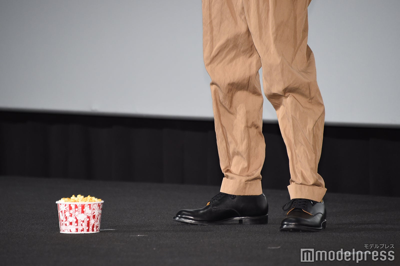 田中圭が持参したポップコーンと田中圭の足（C）モデルプレス