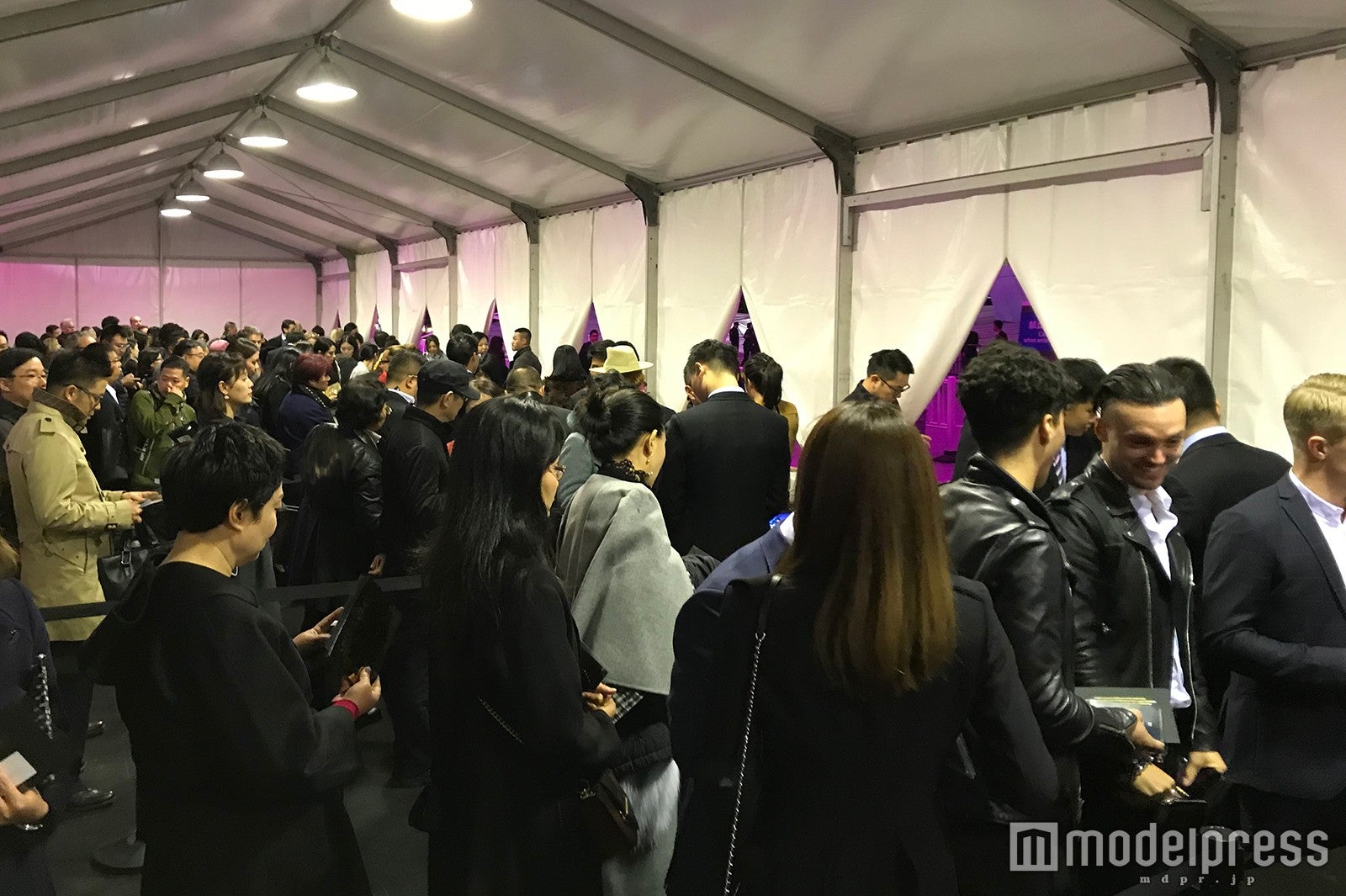 来場者の入り口もセキュリティーチェックで長蛇の列 （C）モデルプレス