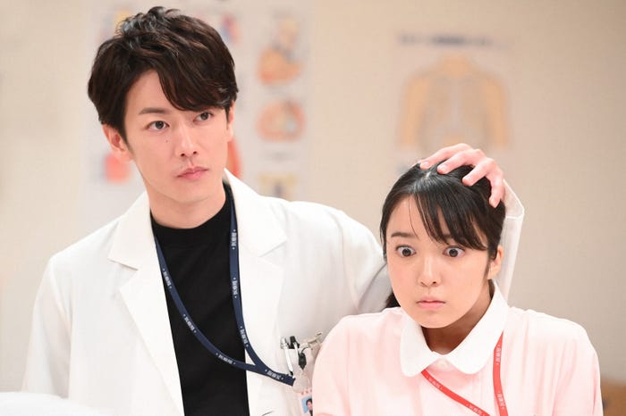 佐藤健、上白石萌音/「恋はつづくよどこまでも」第5話より(C)TBS
