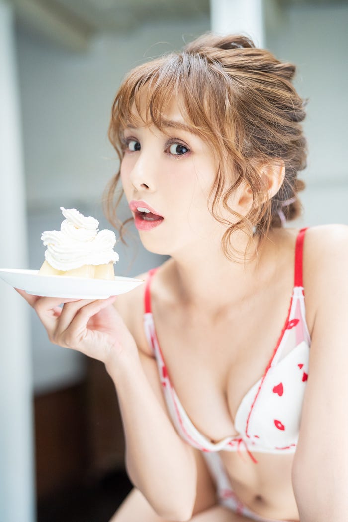 「磯佳奈江1st写真集 いそちゃん」(C)KADOKAWA PHOTO/MAKINO SHOTA