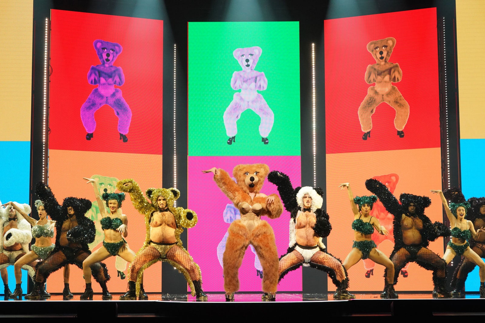 「ファッションフリークショー」ステージ写真（提供写真）