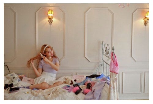 ぺこ「だいすきなショット」である“コーディネートはとびきりガーリーで女の子らしいけど、ベッドの上はめちゃめちゃ散らかっちゃってる”ショット/ぺこ公式ブログ(Ameba)