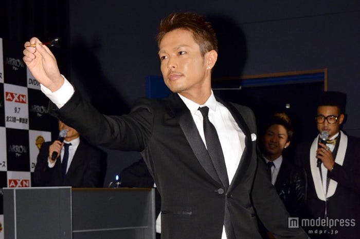 ダーツ対決に挑戦する今市隆二