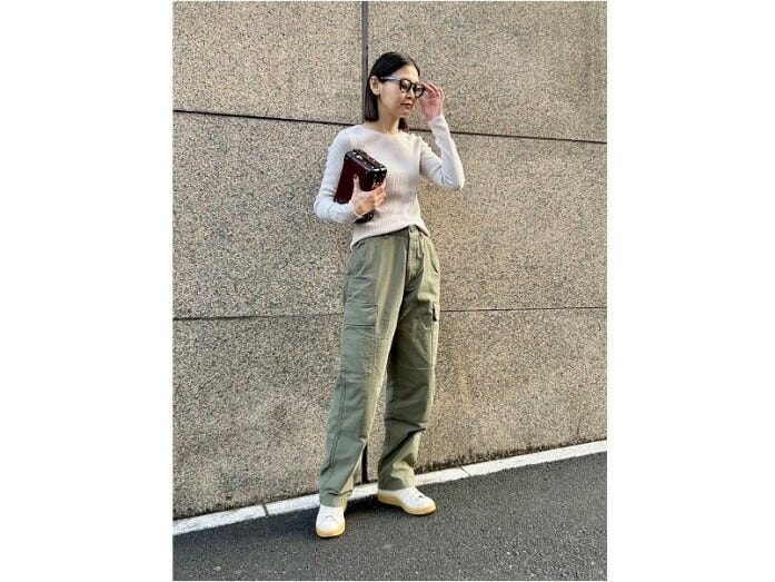 ジャストサイズのニットと合わせてコンパクトに　出典：StyleHint