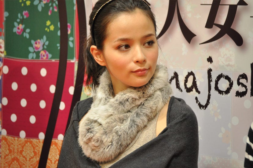 所属事務所の研音との契約を終了を発表した加藤ローサ