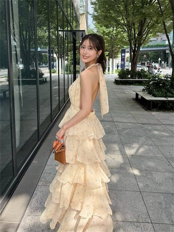 ‟令和の峰不二子” 阿部なつき、大胆な背中見せドレス姿を披露「歩くだけで主役になれる」