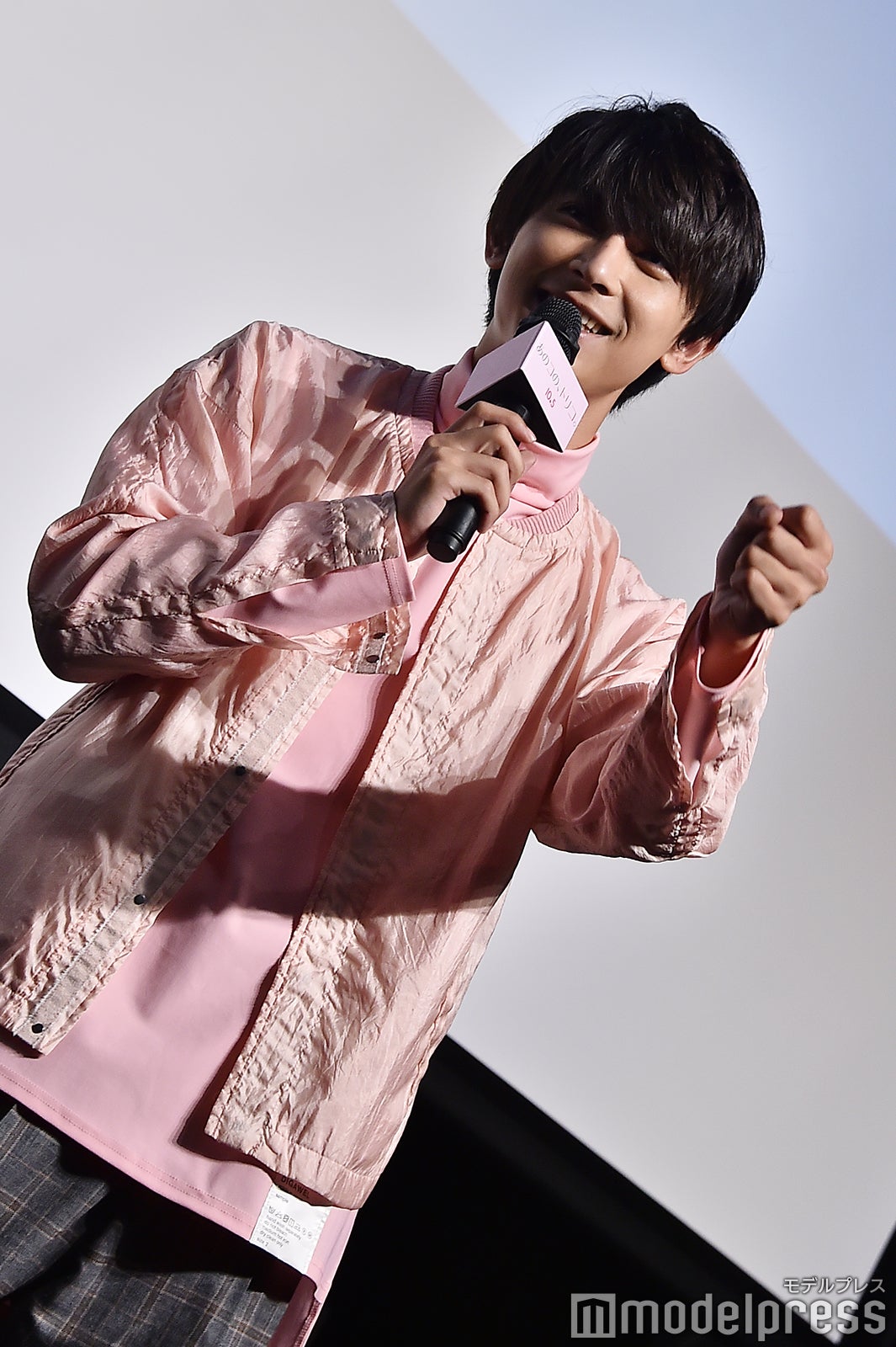 夜の海でやりたい花火は「パーンてやつ」（C）モデルプレス