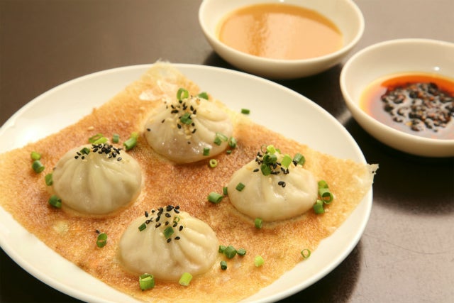 名物！羽根つき焼小籠包／画像提供：株式会社　フードバディーズ