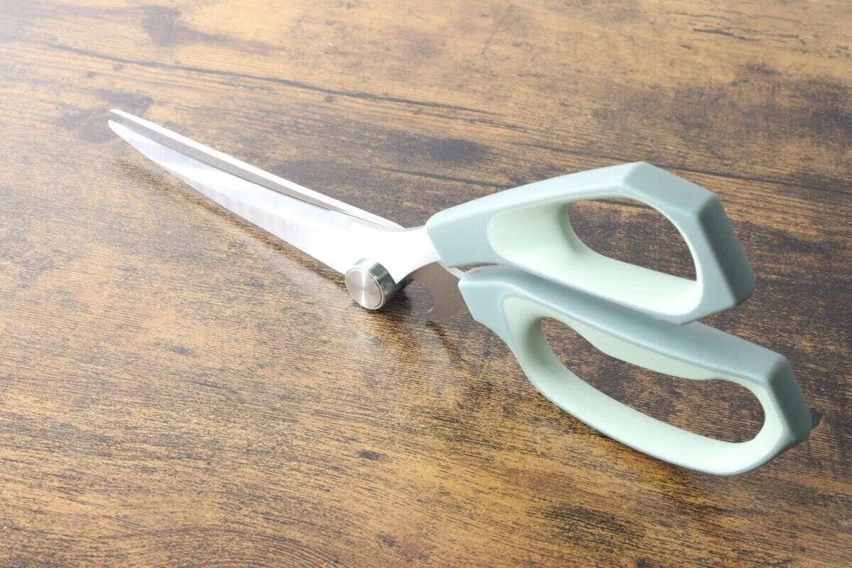 木目調のテーブルに置かれた立つキッチンハサミ