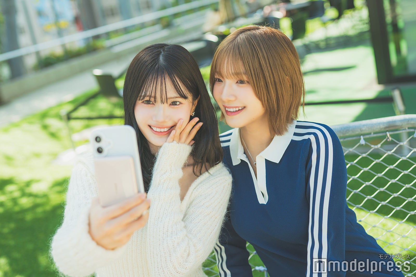 充電しながら自撮りできちゃう（C）モデルプレス