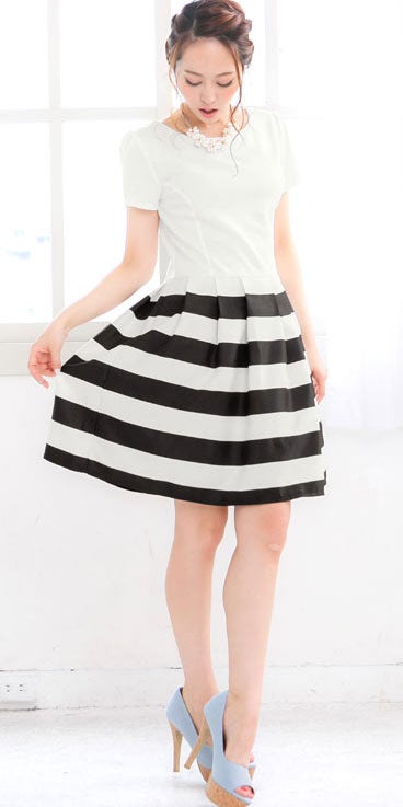 ウエスト切替ボーダーフレアスカートドッキング半袖ワンピース「神戸レタス」2990円（税込）