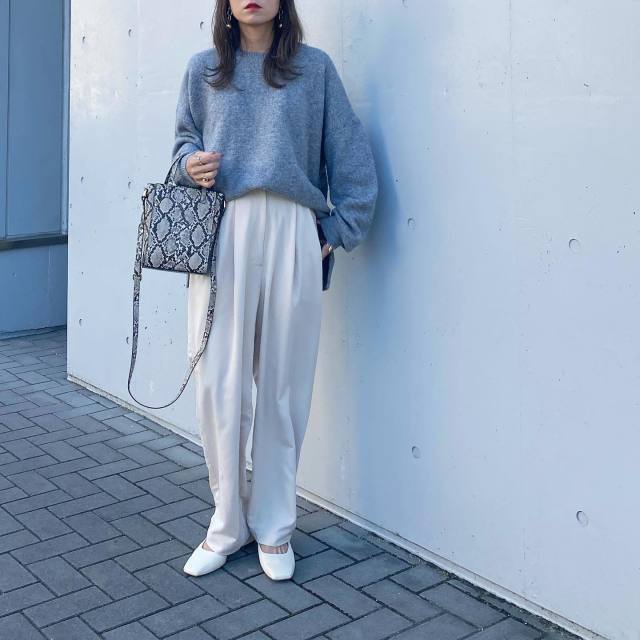 ワイドパンツ 野暮ったく見せない コーディネート コツ レディース コーディネート コーデ 着こなし おすすめ オススメ トレンド ポイント コツ おしゃれ お洒落 オシャレ 2022 ワイドパンツ パンツ ボトムス パンツコーデ ニット グレー ドレープ 落ち感 シルエット きれカジ きれいめカジュアル
