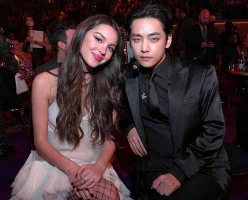 BTS、Vがオリヴィア・ロドリゴに急接近&ジョングクは降臨 圧巻ステージに会場熱狂<第64回グラミー賞>