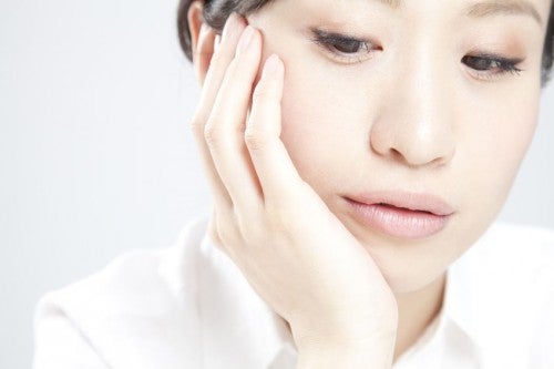 顔がゆがむ原因