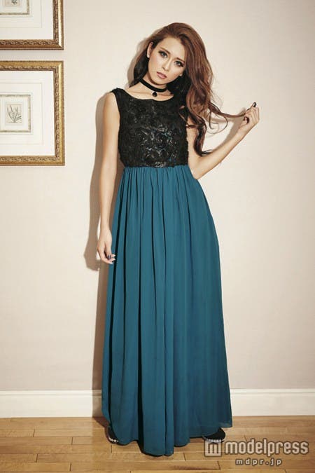 縦のラインを強調してほっそりと見せてくれる「チュールノースリロングドレス」