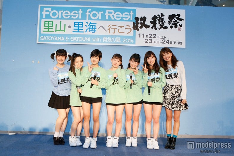 カントリー・ガールズ／写真左から：嗣永桃子、稲場愛香、小関舞、島村嬉唄、森戸知沙希、山木梨紗、里田まい