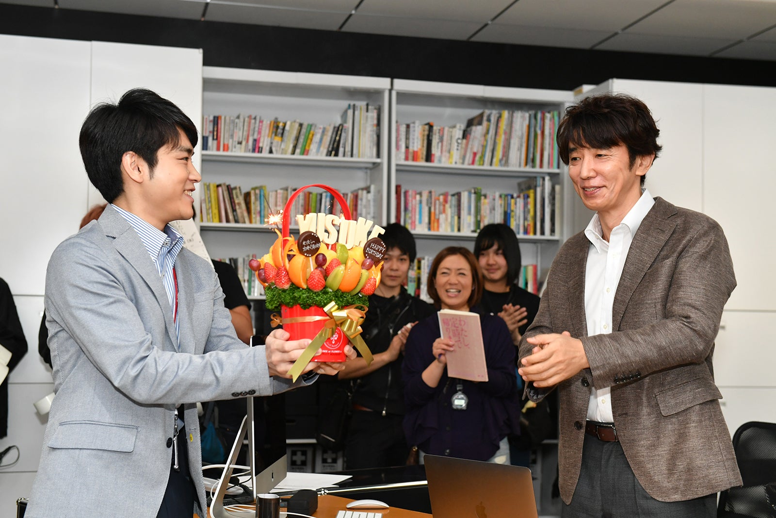 泉澤祐希から花火のついたフルーツブーケをプレゼント（C）TBS