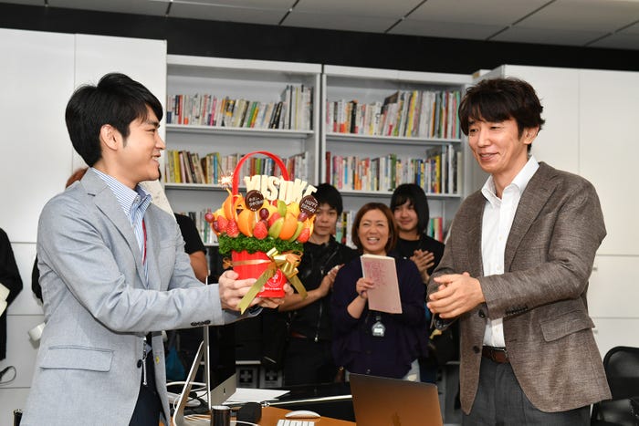 泉澤祐希から花火のついたフルーツブーケをプレゼント(C)TBS