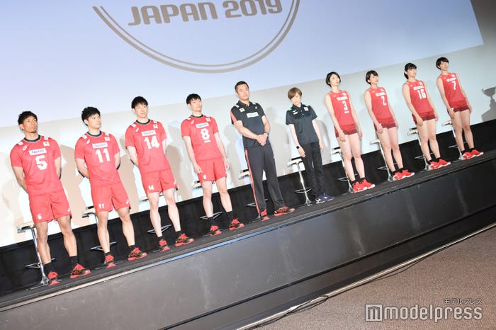 (左から)福澤達哉、西田有志、石川祐希、柳田将洋、中垣内祐一監督、中田久美監督、岩坂名奈、古賀紗理那、黒後愛、石井優希(C)モデルプレス