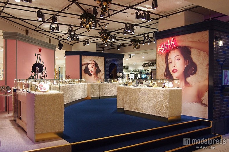 水原希子、妖艶な姿で伊勢丹の壁紙に　朝から行列も