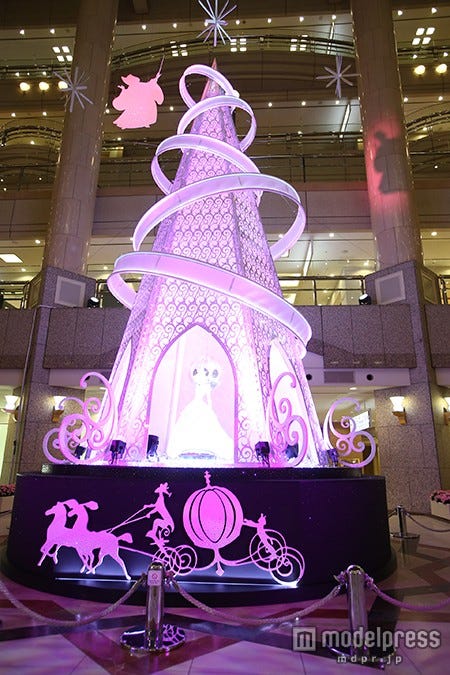 「シンデレラ」モチーフのツリー(C)Disney