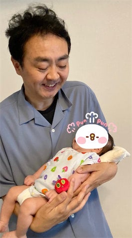 アンガールズ田中、生後2カ月長男との親子ショットに反響「優しいパパの顔」「いい写真」