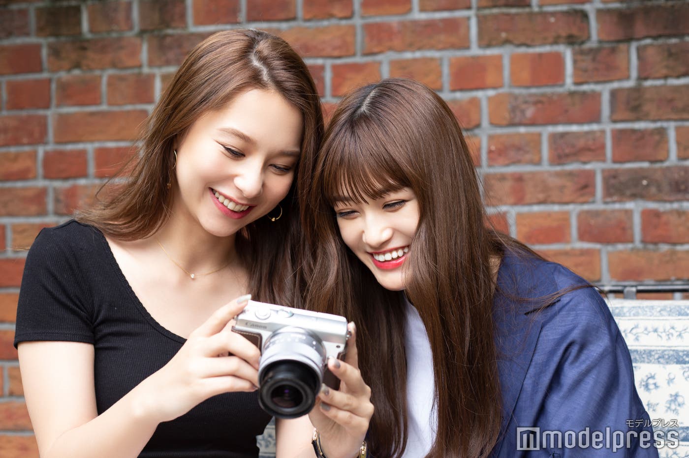 姉妹のように撮影を楽しむ2人(C)モデルプレス