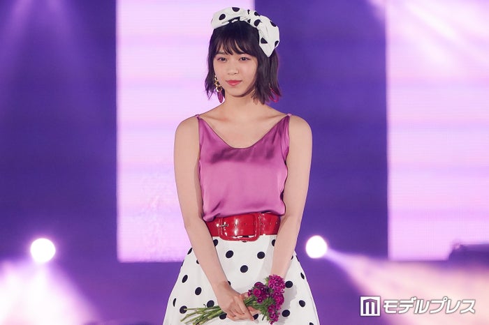 西野七瀬 乃木坂46ステージ トップバッター レトロルックが可愛い Girlsaward 18 S S モデルプレス