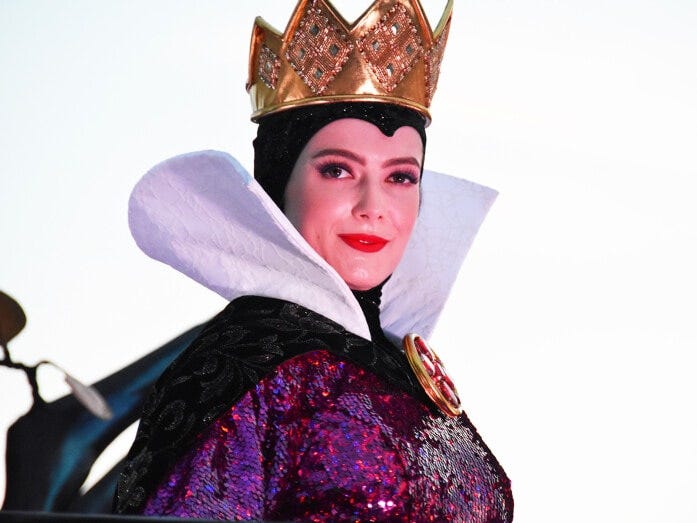 美しく威厳のある“ウィックド・クイーン”。コチラに向かって、微笑みかけてくれたのでしょうか