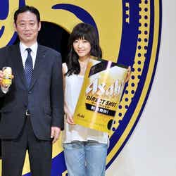 井上真央(右)、森田健マーケティング本部長(左)