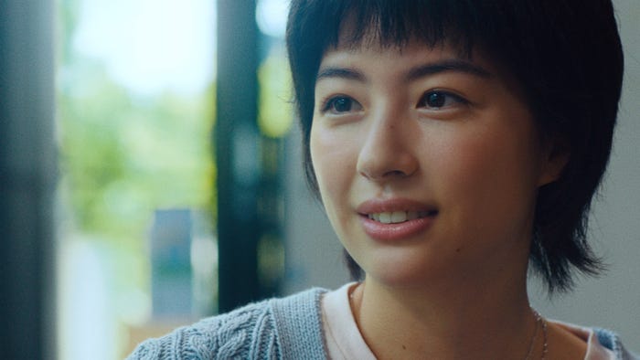 佐久間由衣/「友人をさそおう」篇より(提供写真)