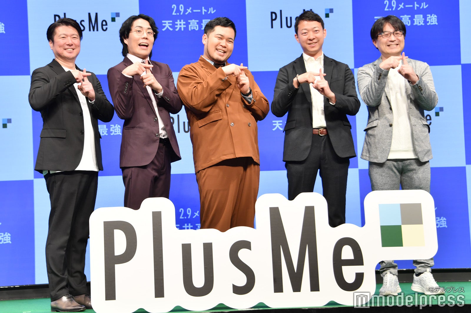 キュートに決める令和ロマン（C）モデルプレス