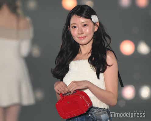 渡辺美優紀、ほっそり二の腕輝く ウインクで会場沸かす【関西コレクション 2024 A/W】