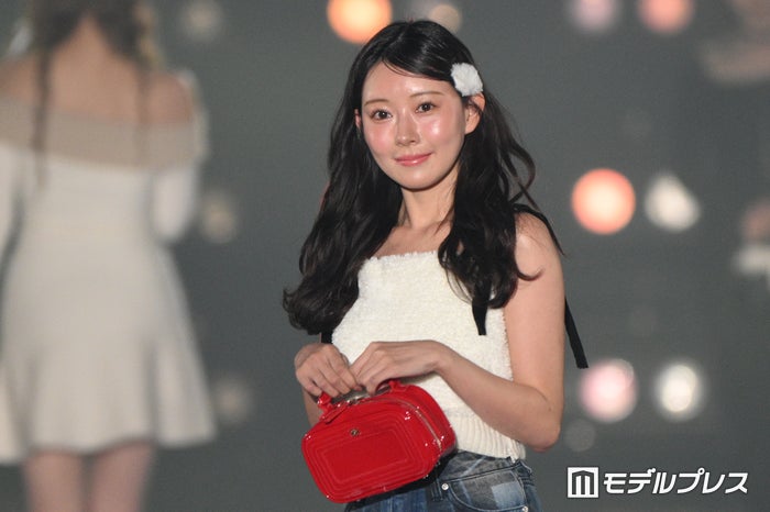 渡辺美優紀、ほっそり二の腕輝く ウインクで会場沸かす【関西コレクション 2024 A／W】