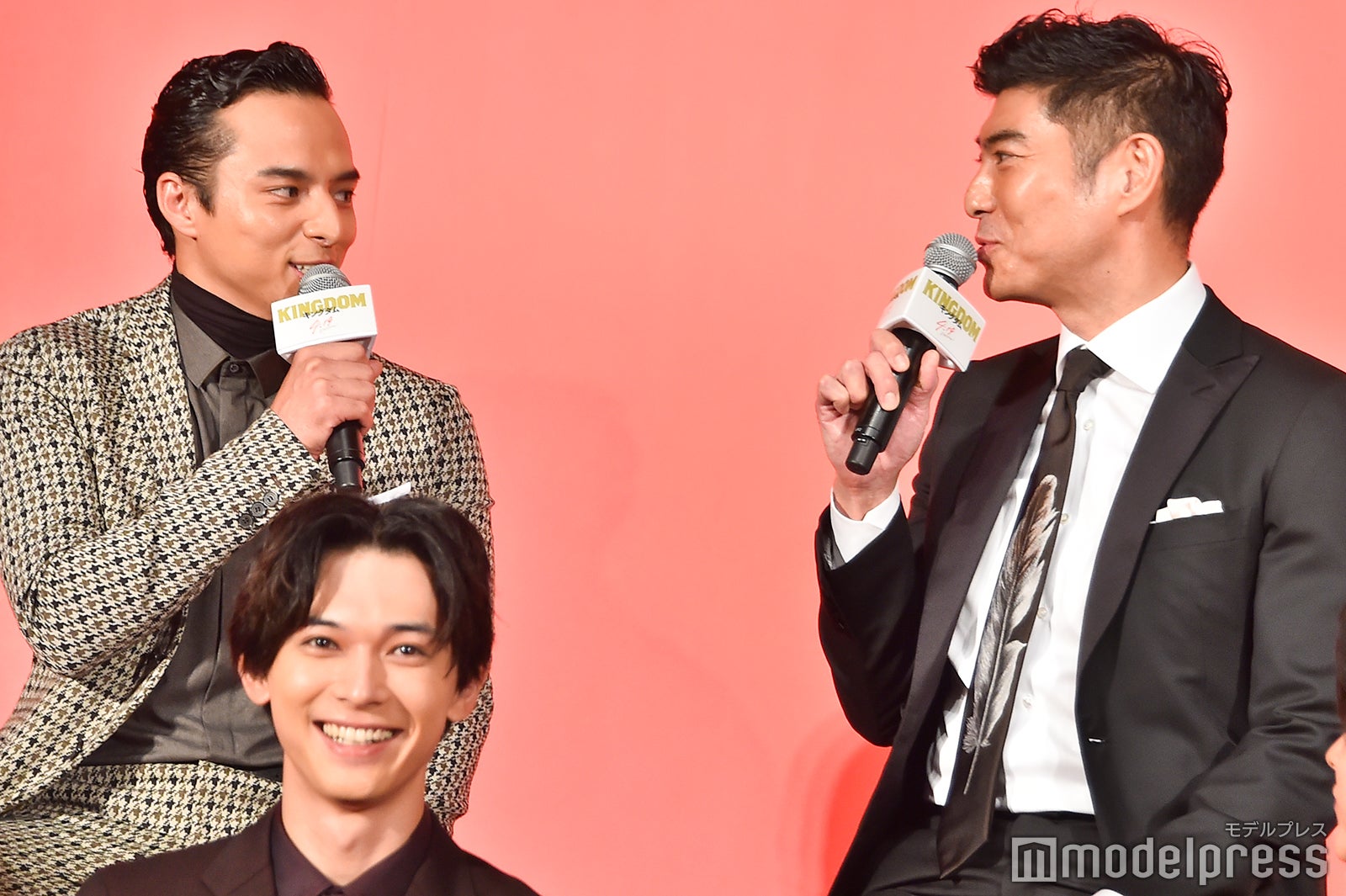 撮影裏話が止まらない満島真之介と高嶋政宏 （C）モデルプレス