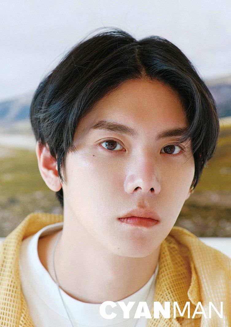 いまアジアを虜にするYU、爽やかイエロースタイルでアンニュイな表情