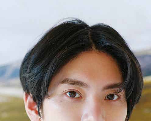 いまアジアを虜にするYU、爽やかイエロースタイルでアンニュイな表情