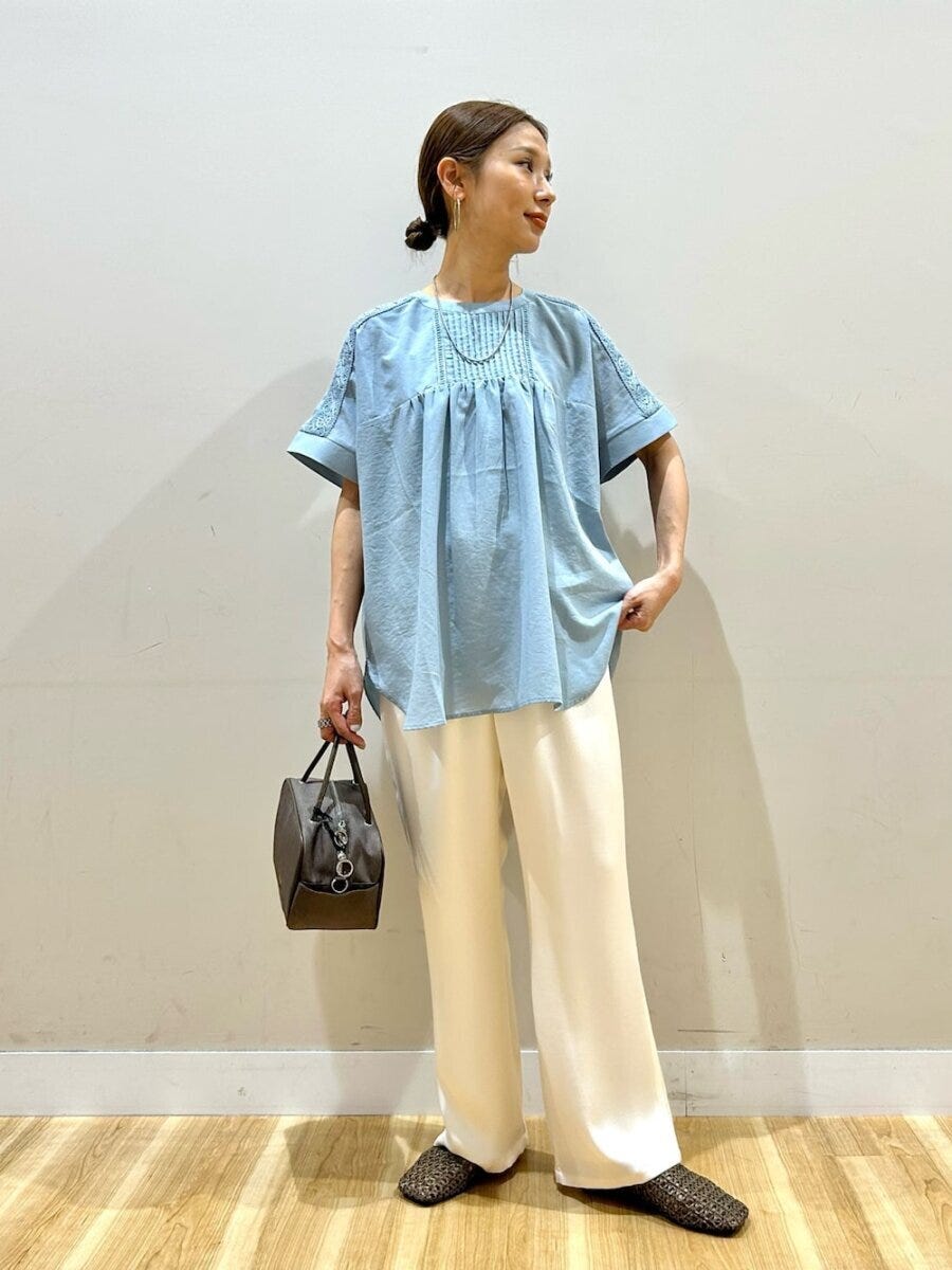 2026春大人女性おすすめブラウス爽やかカジュアルコーデ