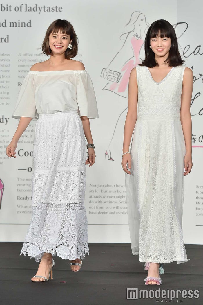 (左から)岸本セシル、小松菜奈(C)モデルプレス