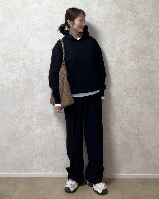 ユニクロスウェットオーバーサイズプルパーカ ユニクロスウェットオーバーサイズプルパーカと白Tのレイヤードコーデ