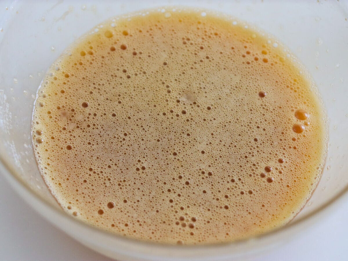 ボウルで卵と砂糖を混ぜ合わせた黄色い卵液