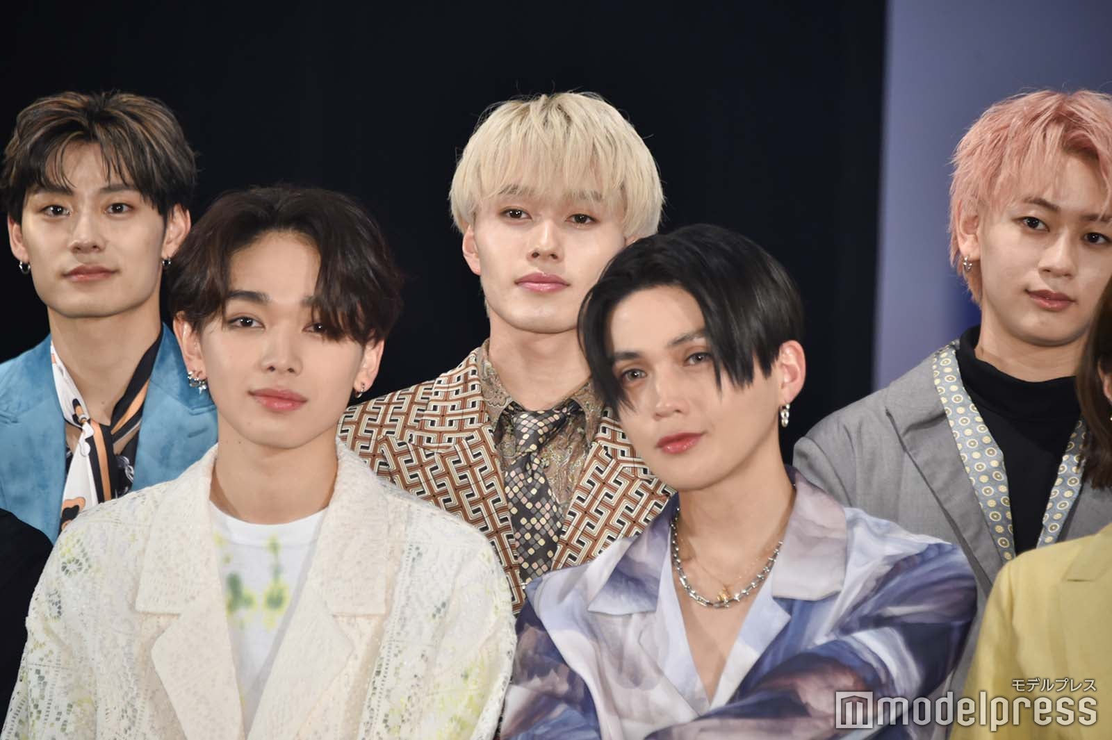 （後列左から）アロハ、マサヒロ、シューヤ、（前列
左から）宮世琉弥、八木勇征（C）モデルプレス