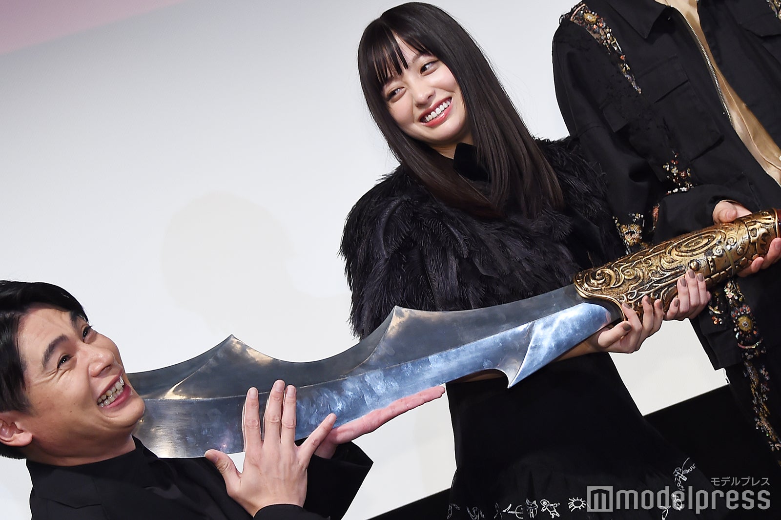 吉村崇、橋本環奈 （C）モデルプレス