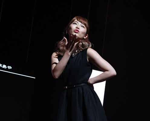 鈴木あやの投げキッスに観客うっとり シックなミニワンピで登場