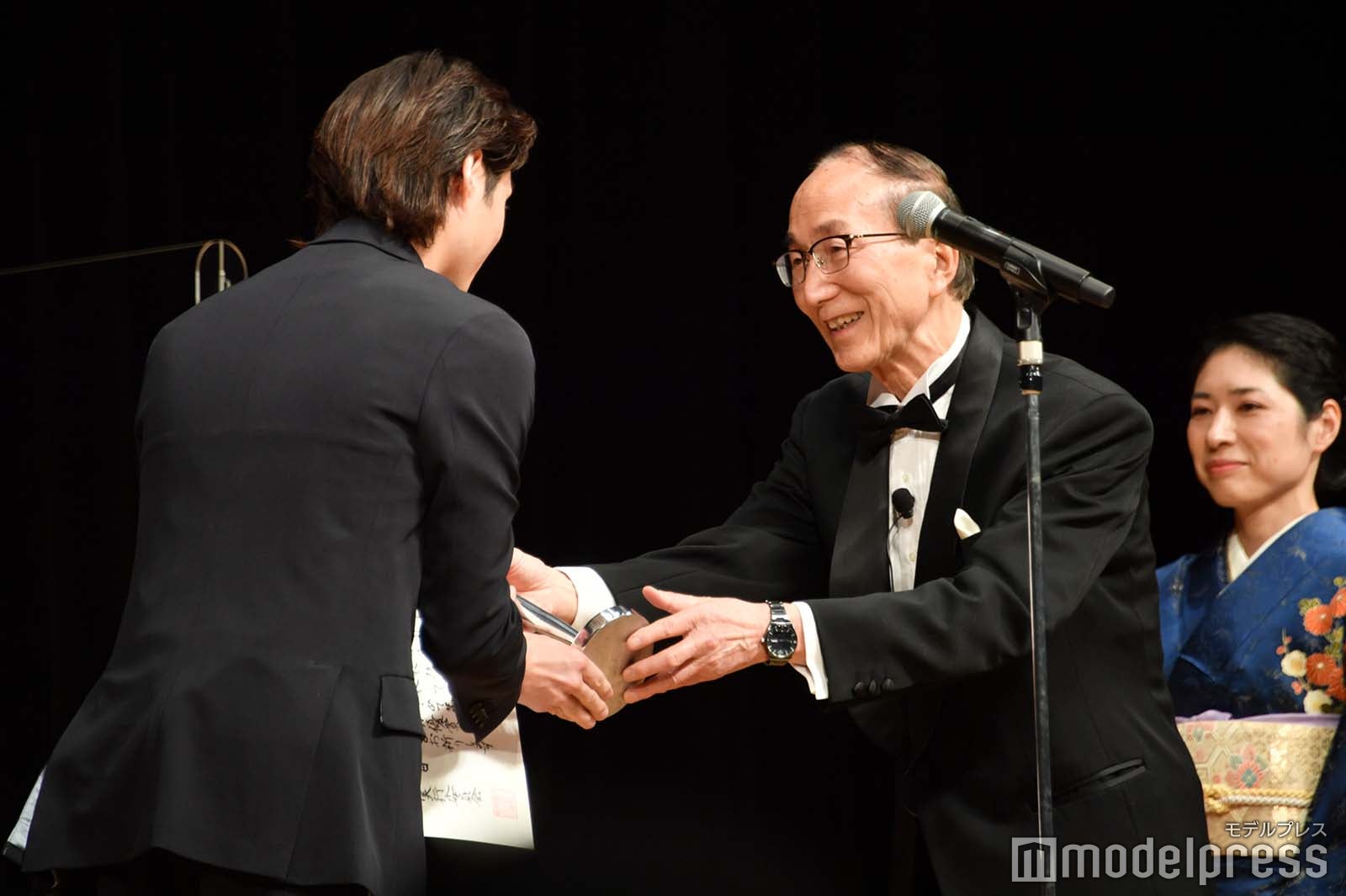 表彰される磯村勇斗 （C）モデルプレス